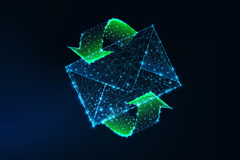 Lub hnab ntawv xa ntawv uas ci ntsa iab yav tom ntej nrog cov xub ntsuab txav mus los cais tawm ntawm keeb kwm yav dhau xiav tsaus. Kev sib txuas lus, lub tswv yim xa ntawv. Daim duab kos duab niaj hnub ntawm lub thav duab hlau mesh.